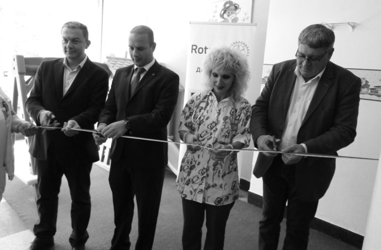 Прерязаха лентата на реновираните кабинети в Детско отделение