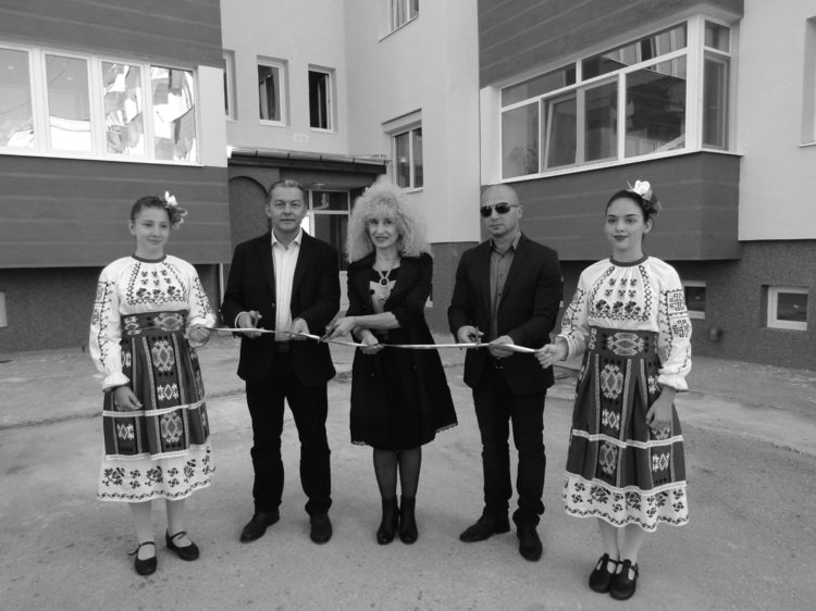 Още сто семейства се радват на нов саниран блок