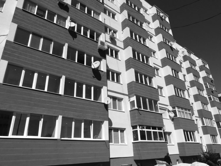 Още сто семейства се радват на нов саниран блок