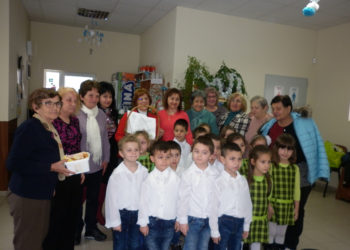 Хлапетата от детска градина „Слънце“ гостуваха на бабите от Клуб на пенсионера „Юг“ в Севлиево по повод най-личния им празник.