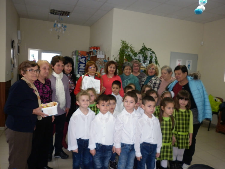 Хлапетата от детска градина „Слънце“ гостуваха на бабите от Клуб на пенсионера „Юг“ в Севлиево по повод най-личния им празник.