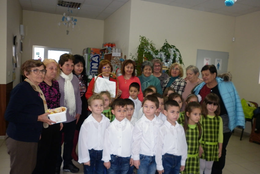 Хлапетата от детска градина „Слънце“ гостуваха на бабите от Клуб на пенсионера „Юг“ в Севлиево по повод най-личния им празник.