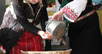 Крушевци празнуваха Бабинден с кулинарна изложба, скечове и хора