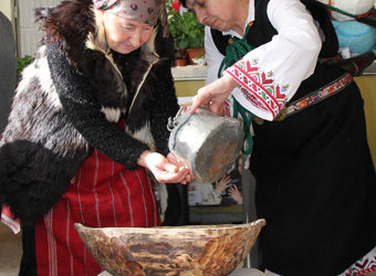 Крушевци празнуваха Бабинден с кулинарна изложба, скечове и хора