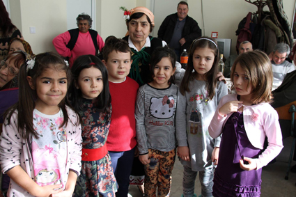 Крушевци празнуваха Бабинден с кулинарна изложба, скечове и хора