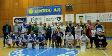 Дариха за Габи и Светла наградния фонд от Коледния турнир по минифутбол за Купата на Ideal Standard