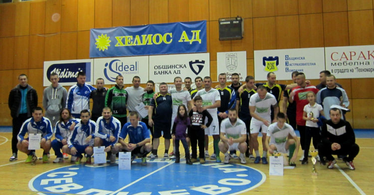 Дариха за Габи и Светла наградния фонд от Коледния турнир по минифутбол за Купата на Ideal Standard