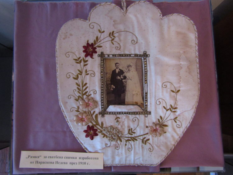 “Каква невеста си била ти, мамо…” е най-новата изложба на Историческия музей