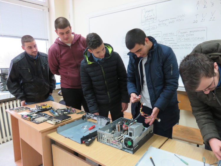 Учениците от клуб “Хардуер на персоналния компютър” в ПГМЕТ демонстираха наученото