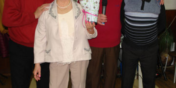 Мис Баба коронясаха в Пенсионерския клуб, деца-актьори поздравиха дамите