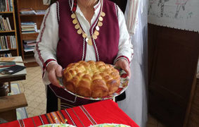 С приказката “Дядо вади ряпа” децата от “Мечо Пух” отбелязаха бабиния празник