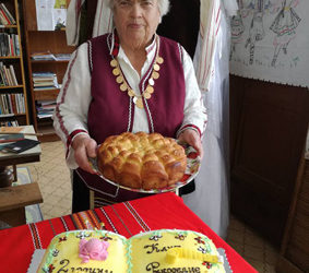 С приказката “Дядо вади ряпа” децата от “Мечо Пух” отбелязаха бабиния празник