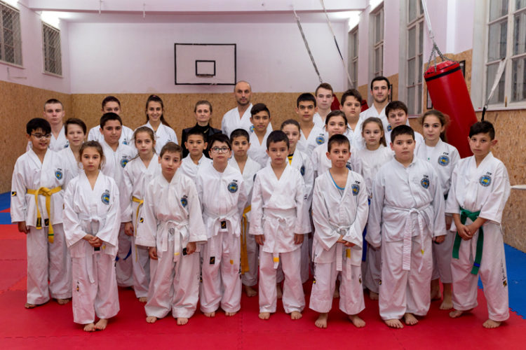 Областният управител удостои с грамота за високи спортни успехи таекуондистите