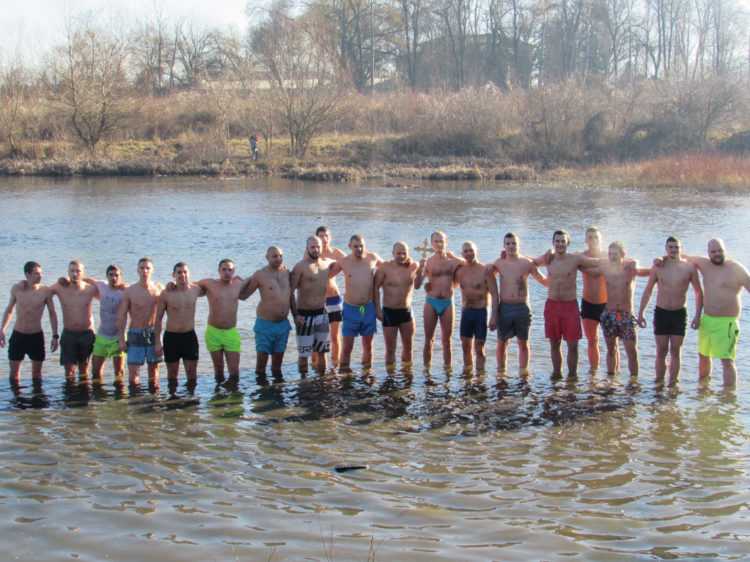 Лъчезар Лалев спаси кръста Богоявленски от водите на Росица