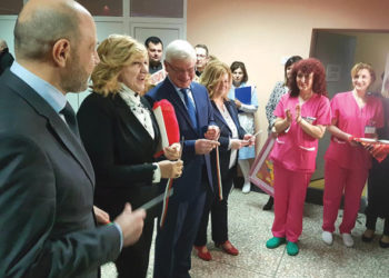 Вицепремиерът Дончев и министър Ананиев откриха обновената Педиатрия на Областната болница. “Идеал Стандарт – Видима” оборудва санитарните помещения