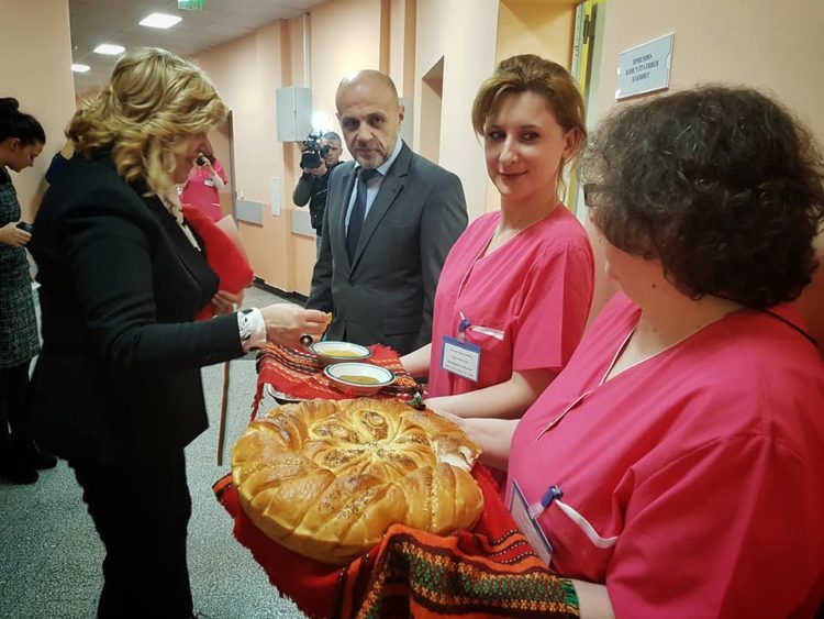 Вицепремиерът Дончев и министър Ананиев откриха обновената Педиатрия на Областната болница. “Идеал Стандарт – Видима” оборудва санитарните помещения