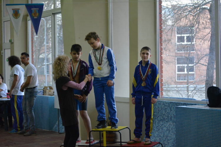 Медали за делфинчетата на “Викинг” от първия плувен турнир “Царевец”