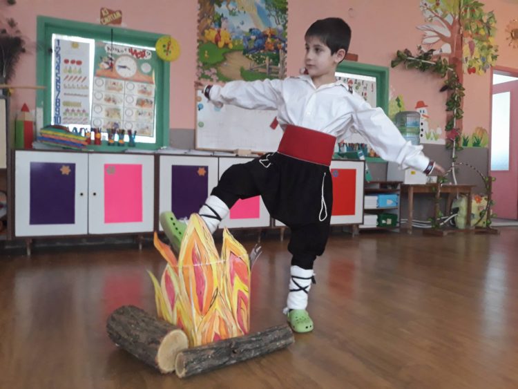 С хамкане и прескачане на огън малчуганите от Ряховците празнуваха Сирни Заговезни