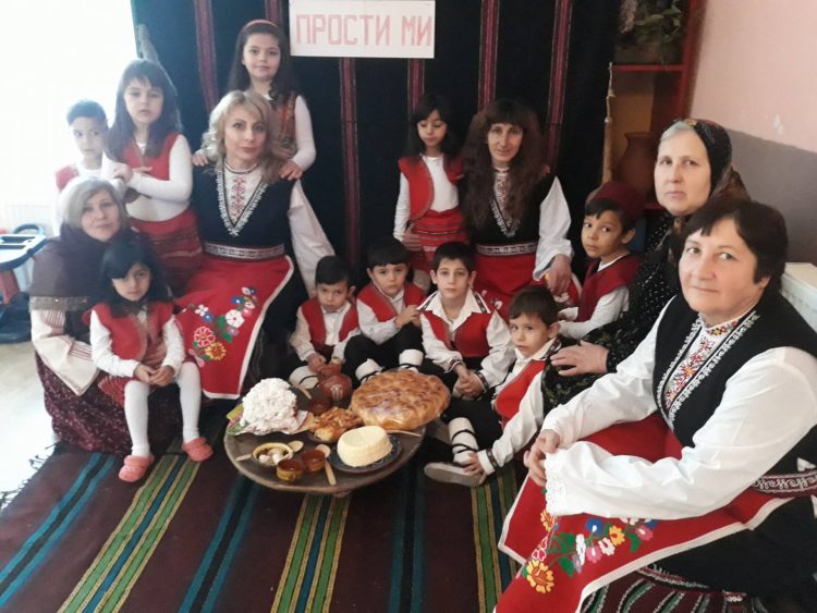 С хамкане и прескачане на огън малчуганите от Ряховците празнуваха Сирни Заговезни