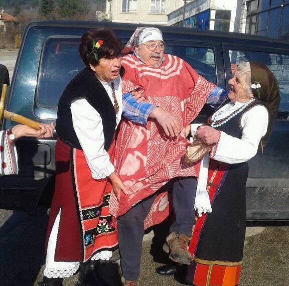 Вакханки гониха мъжете, обичаят “Ялова понуда” събра сенничани и жителите на Гостилица