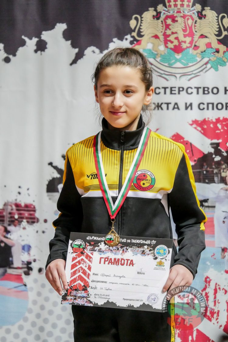 Успех! 4 златни и 4 бронзови медала за таекуондистите от Държавното първенство