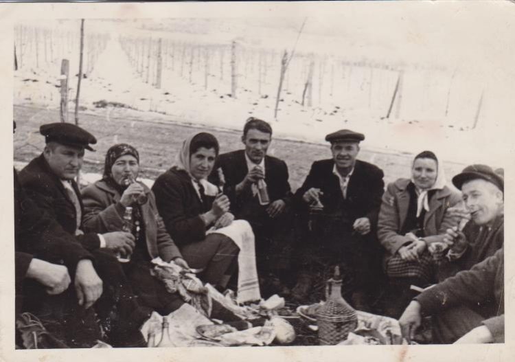 Дертовете да зачеркнем с вино и мезе, Зарезан да отбележим, пък нека ни е зле!