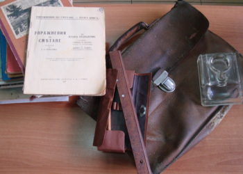 Стара ученическа чанта и мастилница са първото дарение за Музея на образованието