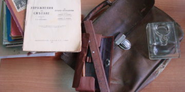 Стара ученическа чанта и мастилница са първото дарение за Музея на образованието