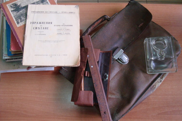 Стара ученическа чанта и мастилница са първото дарение за Музея на образованието