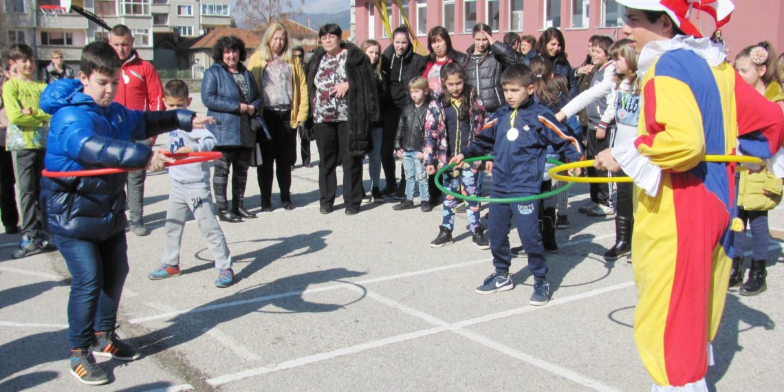 По руска традиция – гориха кукла Масленица, гостиха с блини и чай