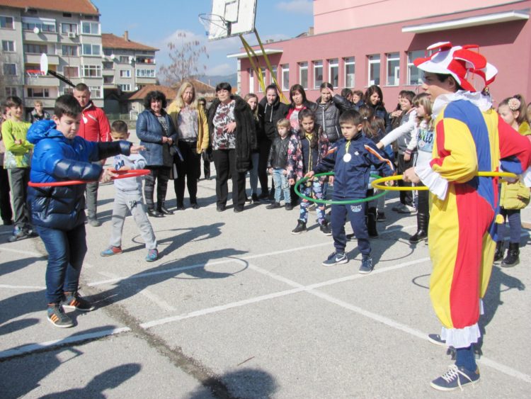 По руска традиция – гориха кукла Масленица, гостиха с блини и чай