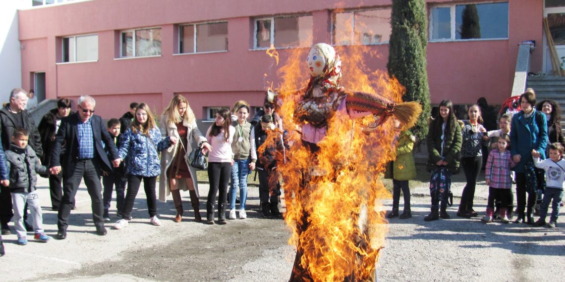 По руска традиция – гориха кукла Масленица, гостиха с блини и чай