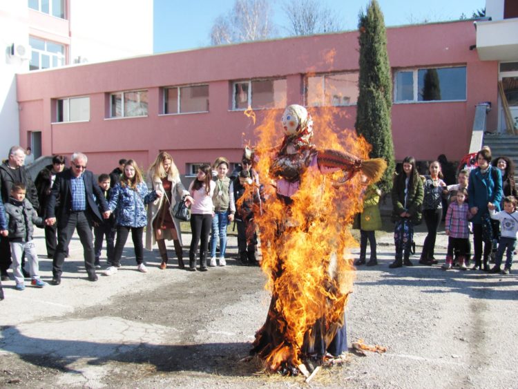 По руска традиция – гориха кукла Масленица, гостиха с блини и чай