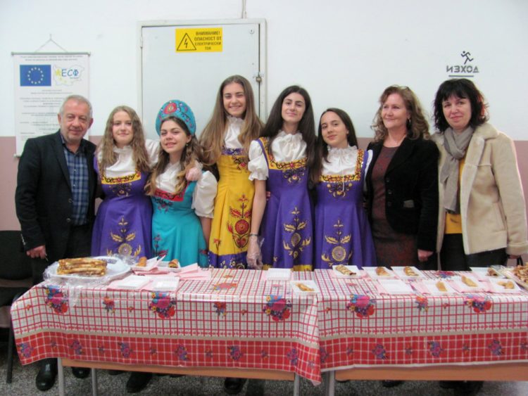 По руска традиция – гориха кукла Масленица, гостиха с блини и чай