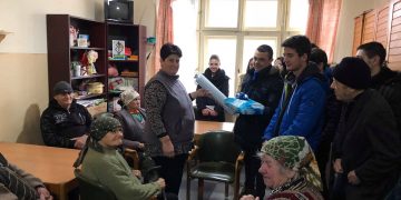 Младежите от Интеракт клуб зарадваха възрастните хора от Дома в Стоките