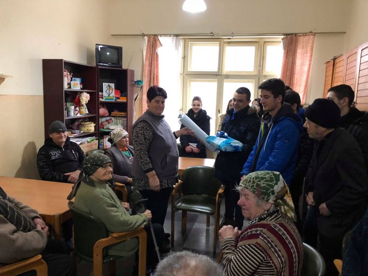 Младежите от Интеракт клуб зарадваха възрастните хора от Дома в Стоките