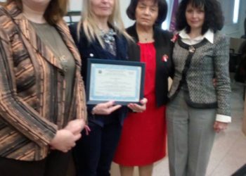 Синдикалният лидер на “Идеал Стандарт – Видима” Иваничка Георгиева с приз от конференцията “Не на насилието на работното място”