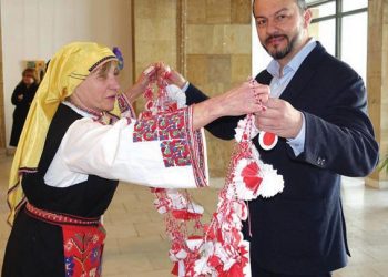 Кмета дариха с най-дългата мартеница малчуганите от “Радост”