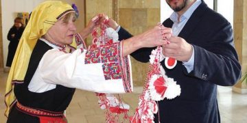 Кмета дариха с най-дългата мартеница малчуганите от “Радост”