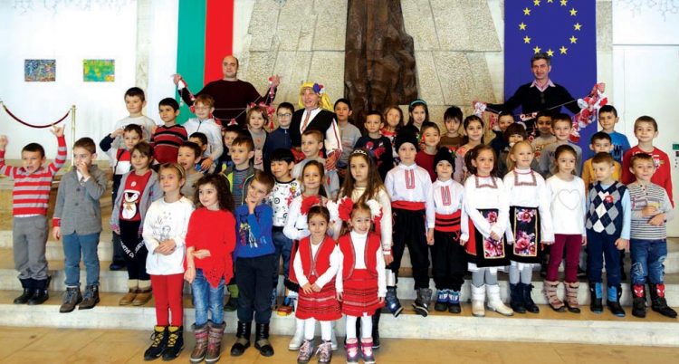 Кмета дариха с най-дългата мартеница малчуганите от “Радост”