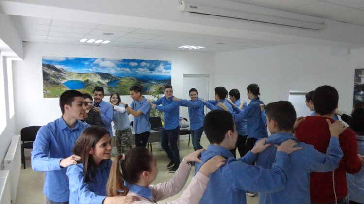 Ученици от ПГМЕТ “Ген. Иван Бъчваров” заедно с ИМКА в проект “Другите часове”