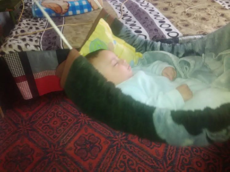 Не в шезлонг, а в цедилка отглеждат бебето Алекс в Малък Вършец