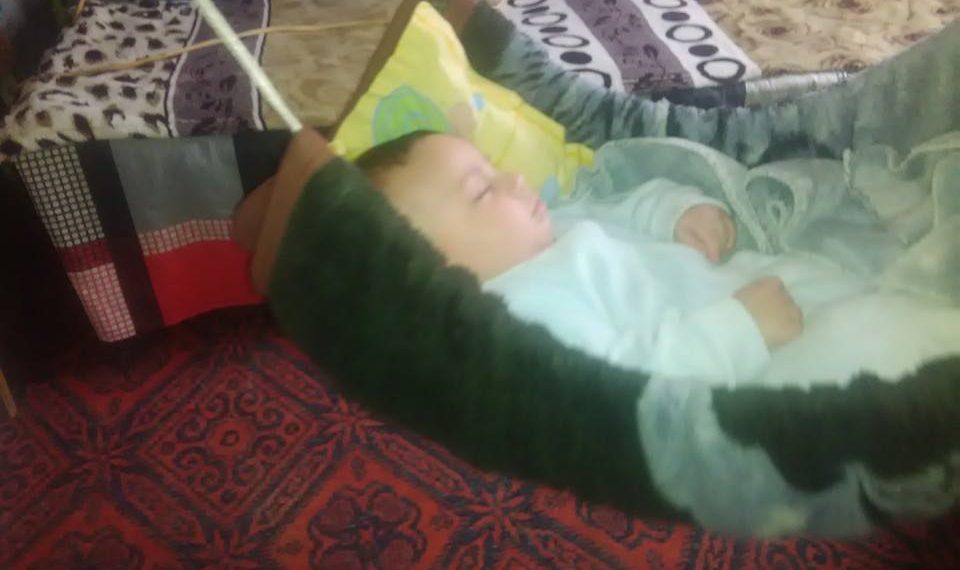 Не в шезлонг, а в цедилка отглеждат бебето Алекс в Малък Вършец