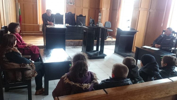 Малките шерифи гостуваха в съдебната палата в Севлиево
