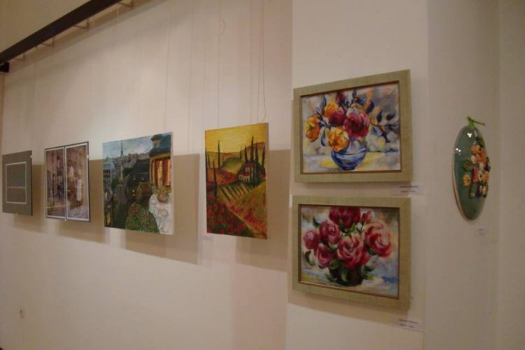 Творби на художнички и приложнички украсиха Градската галерия