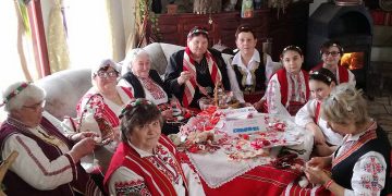 На седянка до камината сенничанки плетоха мартеници