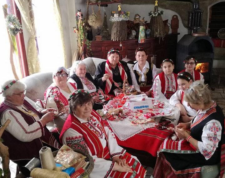 На седянка до камината сенничанки плетоха мартеници