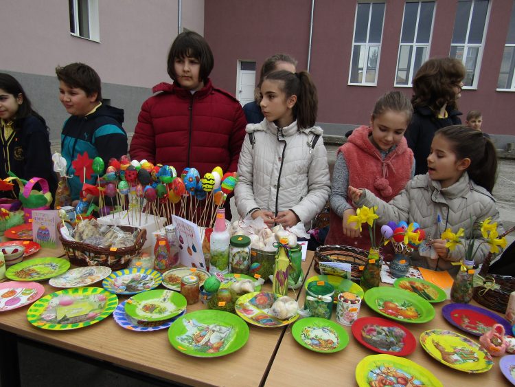 2733 лв. събраха от Великденския базар на ОУ “Стефан Пешев”