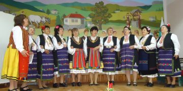 Дамяновските самодейки с фолклор и по зевзешки гостуваха в Новаковци за Великден