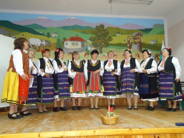 Дамяновските самодейки с фолклор и по зевзешки гостуваха в Новаковци за Великден